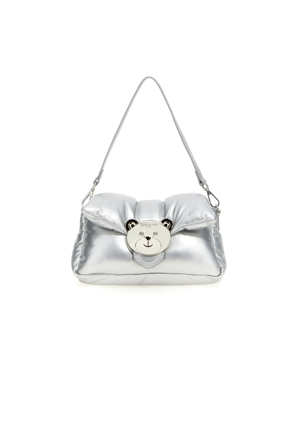 Bolso Puffy It Bag Silver de Rue Madam Paris, diseño acolchado en plateado con detalle de oso plateado, perfecto para un estilo sofisticado y moderno.