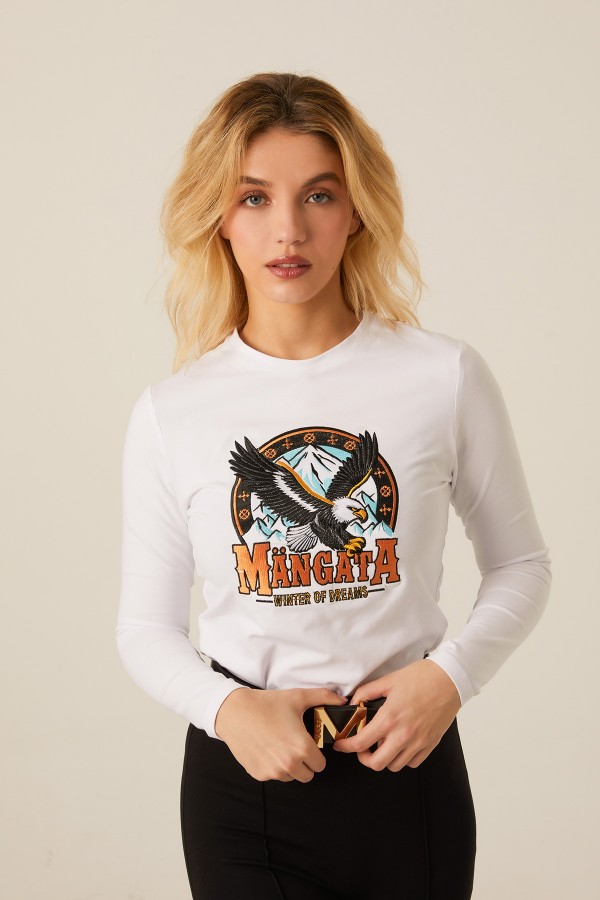 Camiseta blanca con bordado de águila de Mängata, diseño cómodo y moderno.