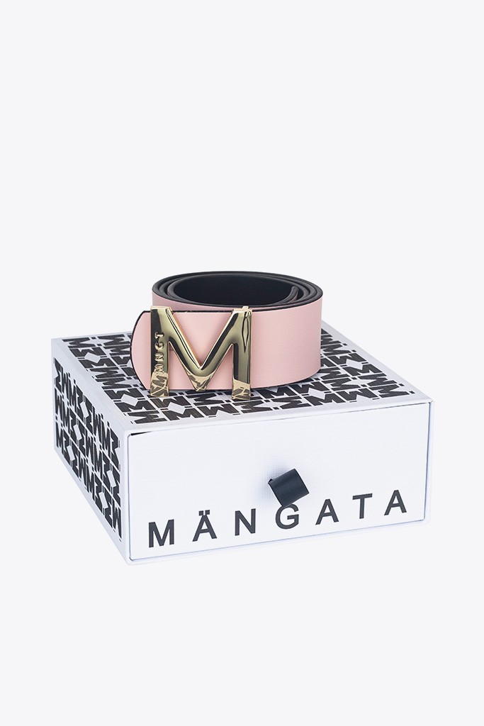 Cinturón reversible negro y rosa con hebilla "M" de Mängata, diseño elegante y versátil.