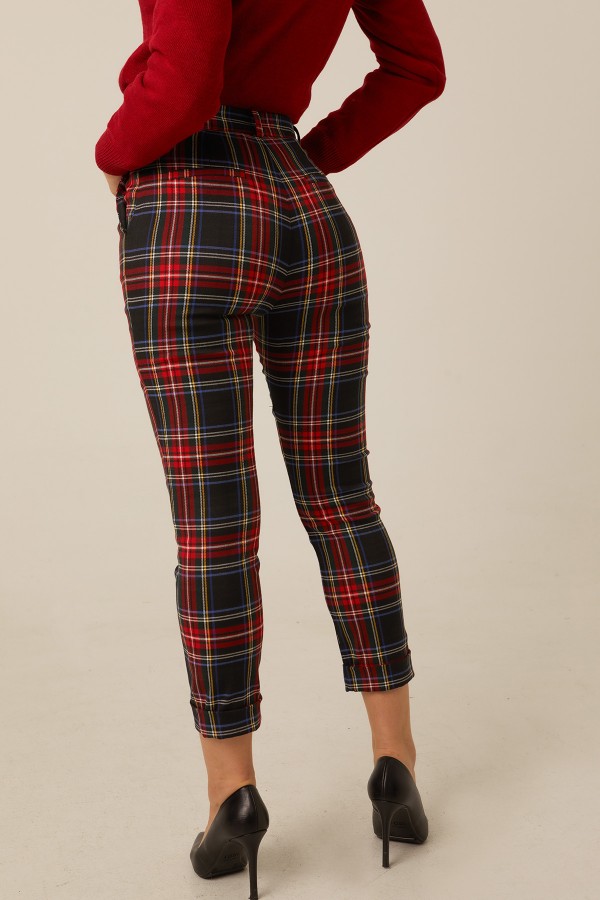 Pantalón de cuadros negro y rojo de Mängata con corte recto y diseño versátil.