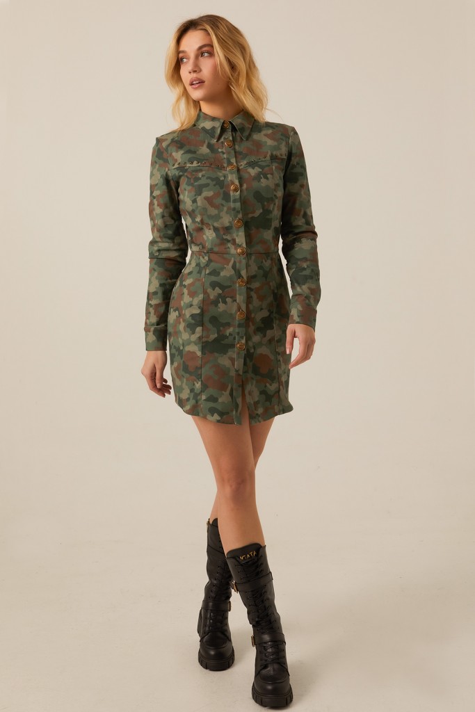 Vestido camisero en tejido de camuflaje de Mängata con cuello clásico y corte recto.