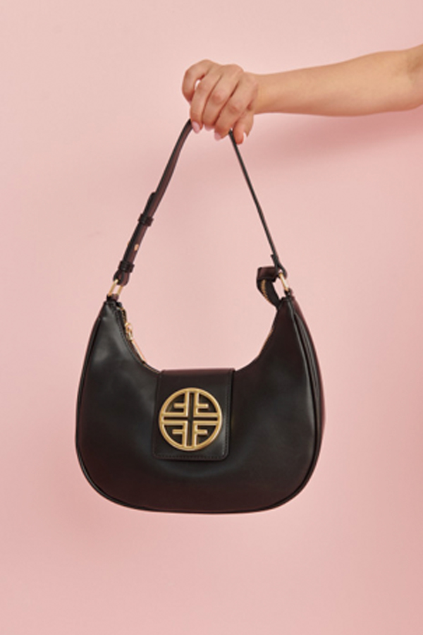 Bolso Black Cherry Bag de Fetiche Suances en negro con emblema dorado y cierre de cremallera.