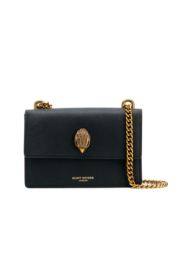 Bolso bandolera negro Kurt Geiger London Shoreditch con diseño estructurado, cadena ajustable y cabeza de águila dorada en la solapa frontal.